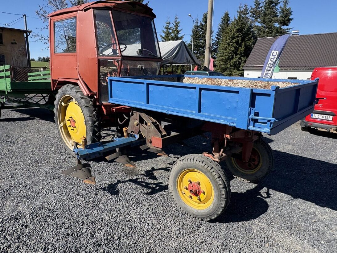 Traktor RS 09 s korbou