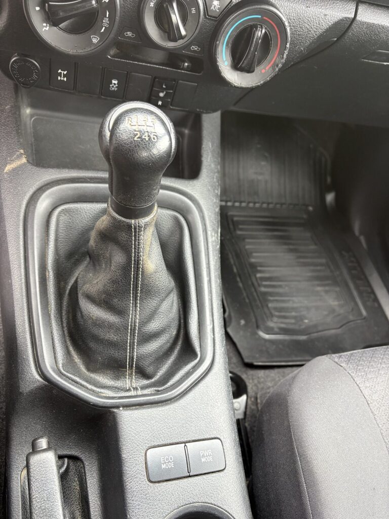 TOYOTA HILUX 2.4