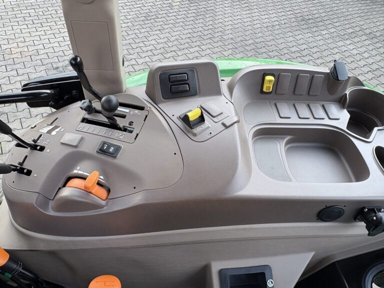 JOHN DEERE 5075 E