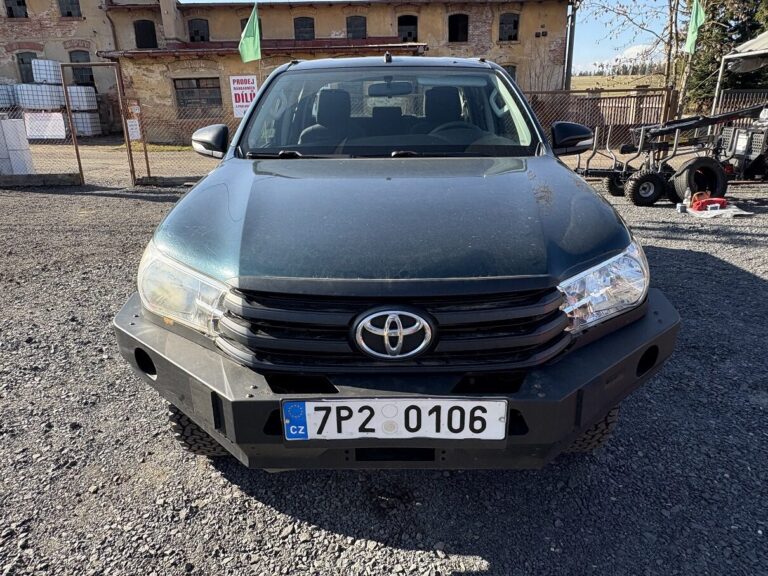 TOYOTA HILUX 2.4
